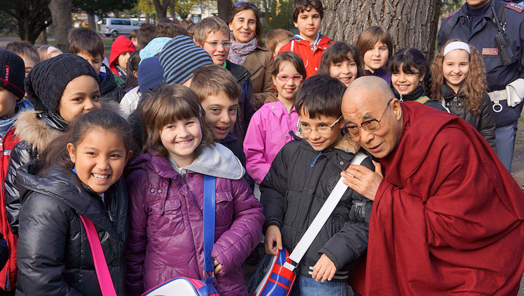 Sua Santità il Dalai Lama si ferma a parlare con un gruppo di scolari prima di raggiungere gli Uffici della Provincia di Bolzano in Trentino-Alto Adige (Italia) il 10 aprile 2013. (Foto di Jeremy Russell/OHHDL)