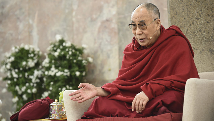 Sua Santità il Dalai Lama durante un discorso presso il Museo di Arte Moderna di Francoforte (Germania), il 15 maggio 2014. (Foto di Manuel Bauer)