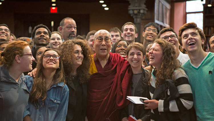 Sua Santità il Dalai Lama posa insieme agli studenti dell'Università di Princeton, dopo una sessione interattiva nella Biblioteca Chancellor Green, a Princeton nel New Jersey (USA) il 28 ottobre 2014. (Foto di Denise Applewhite)