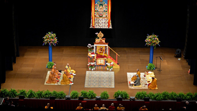 Sua Santità il Dalai lama dà insegnamenti sulle “Otto strofe dell’Addestramento Mentale” al Wang Center for Performing Arts di Boston, 30 ottobre 2014. (Foto di Sonam Zoksang)