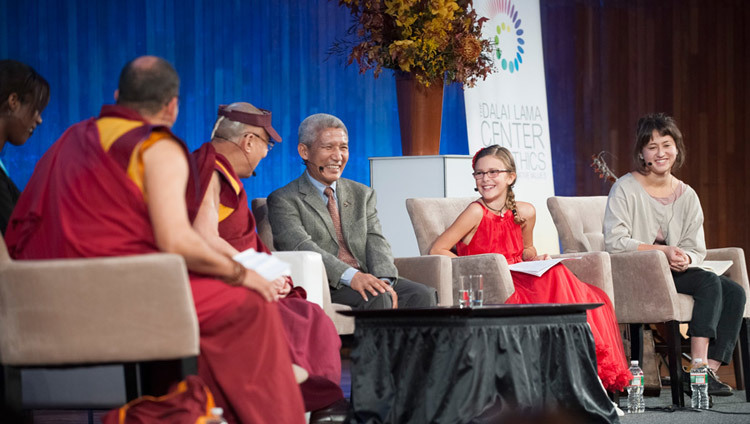 Sua Santità il Dalai Lama risponde ad alcune domande sulla compassione durante un dialogo con gli studenti del MIT presso il Kresge Auditorium di Boston, Massachusetts (USA) il 13 ottobre 2014. (Foto di Brian Lima)