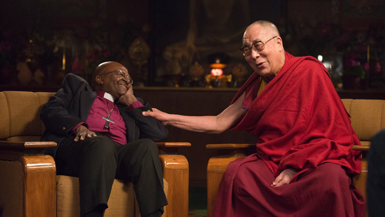 L'Arcivescovo Desmond Tutu e Sua Santità il Dalai Lama durante una delle loro conversazioni sulla gioia avvenute presso la residenza di Sua Santità a Dharamsala (India) nell'aprile del 2015. (Foto di Tenzin Choejor/OHHDL)