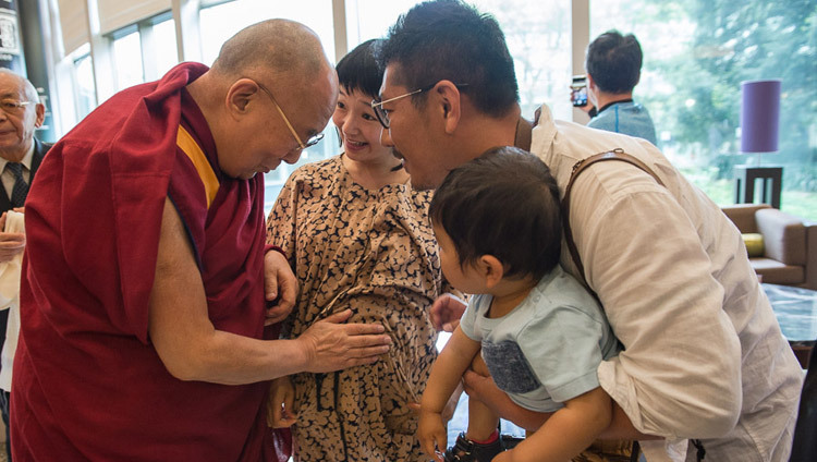 Sua Santità il Dalai Lama benedice una madre in gravidanza prima di lasciare il suo hotel a Narita e raggiungere Osaka, in Giappone, il 9 maggio 2016. (Foto di Tenzin Choejor/OHHDL)