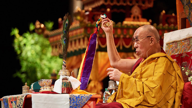 Sua Santità il Dalai Lama durante l’iniziazione di Avalokiteshvara presso lo Zenith Center di Strasburgo, il 18 settembre 2016. (Foto di Olivier Adam)