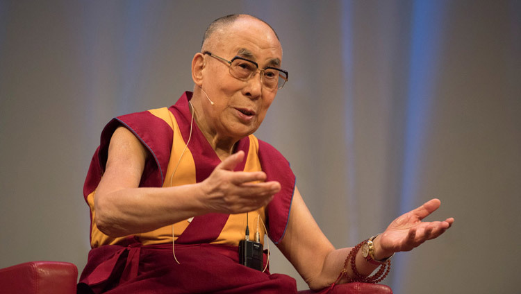 Sua Santità il Dalai Lama durante un discorso a Berna (Svizzera), il 13 ottobre 2016. (Foto di Manuel Bauer)