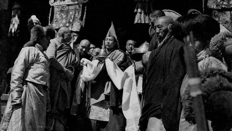 Sua Santità il Dalai Lama a Dromo, in Tibet, nel 1951.
