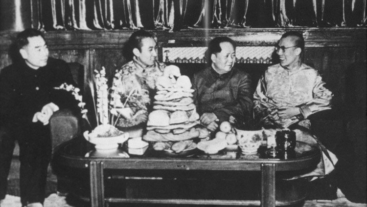 Zhou Enlai, Panchen Lama, Mao Zedong e Sua Santità il Dalai Lama a Pechino, Cina, nel 1956. (Per gentile concessione di Tibet Images)