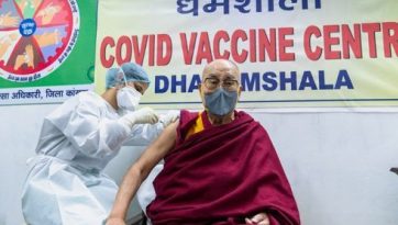 Sua Santità il Dalai Lama riceve il vaccino COVID-19